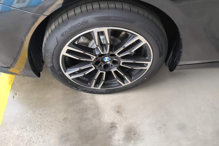 Used BMW 5 Series 2026 Facelift Model 530Li Leading Edition M Sport Package Left Front Wheel Hub