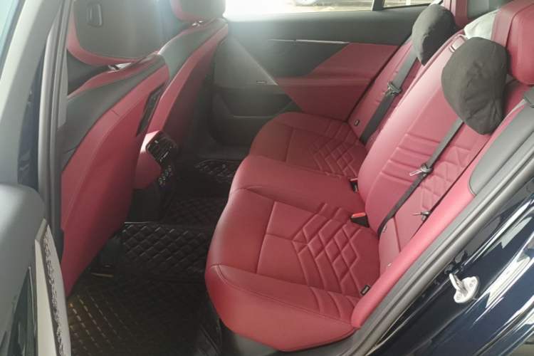 Used BMW 5 Series 2026 Facelift Model 530Li Leading Edition M Sport Package Left Rear Seat