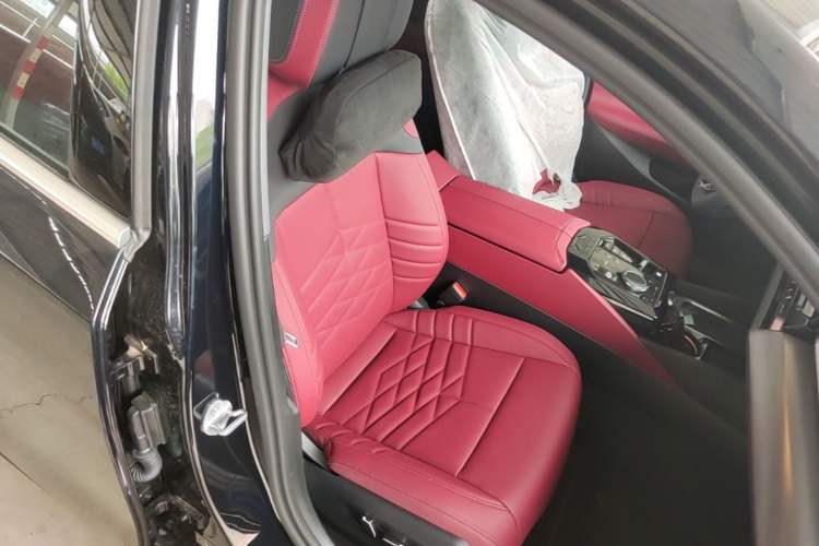 Used BMW 5 Series 2026 Facelift Model 530Li Leading Edition M Sport Package Right Front Seat