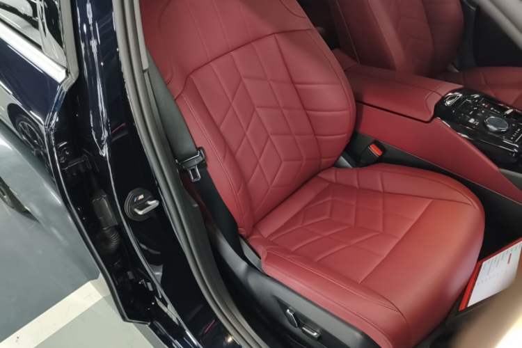 Used BMW 5 Series 2026 530Li Leading M Sport Package Right Front Seat