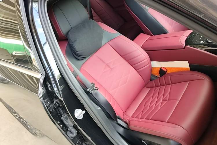 Used BMW 5 Series 2026 Facelift Model 525Li M Sport Package Right Front Seat