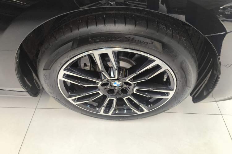 Used BMW 5 Series 2026 530Li Leading M Sport Package Right Front Wheel Hub