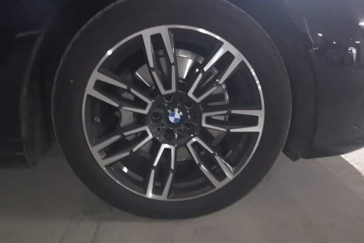 Used BMW 5 Series 2026 Facelift Model 530Li Leading Edition M Sport Package Right Front Wheel Hub