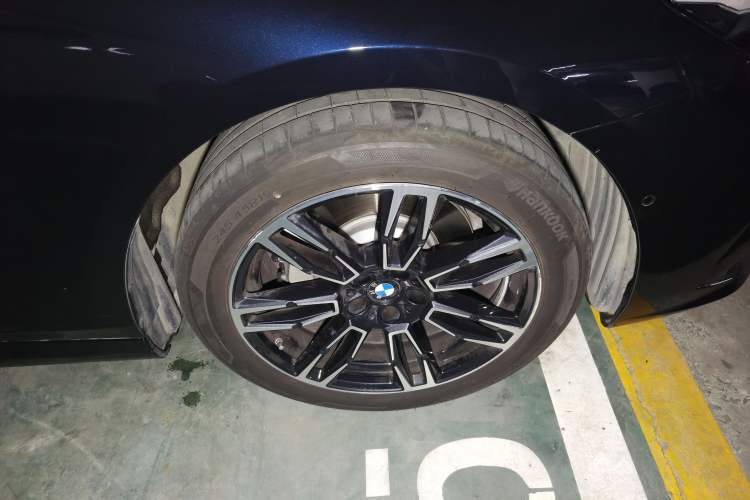 Used BMW 5 Series 2026 Facelift Model 530Li Leading Edition M Sport Package Right Front Wheel Hub