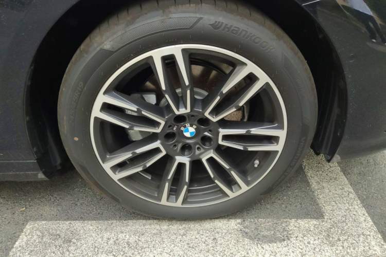 Used BMW 5 Series 2026 Facelift Model 525Li M Sport Package Right Front Wheel Hub
