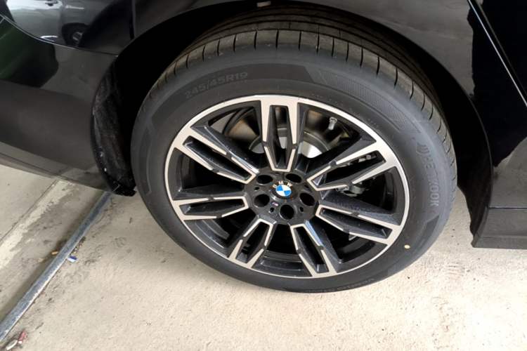 Used BMW 5 Series 2026 Facelift Model 530Li Leading Edition M Sport Package Right Rear Wheel Hub