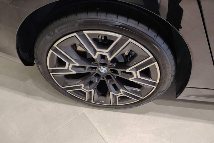 Used BMW 5 Series 2026 Facelift Model 530Li Luxury Edition M Sport Package Right Rear Wheel Hub