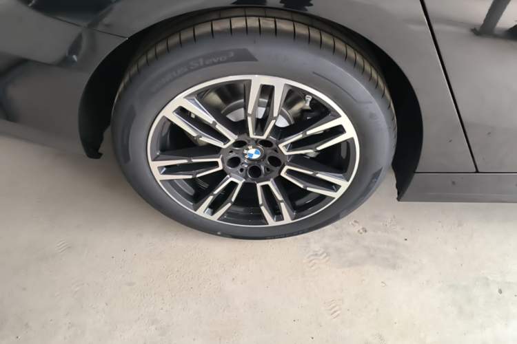 Used BMW 5 Series 2026 Facelift Model 530Li Leading Edition M Sport Package Right Rear Wheel Hub