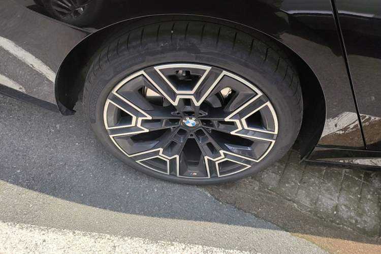 Used BMW 5 Series 2026 Facelift Model 530Li Luxury Edition M Sport Package Right Rear Wheel Hub