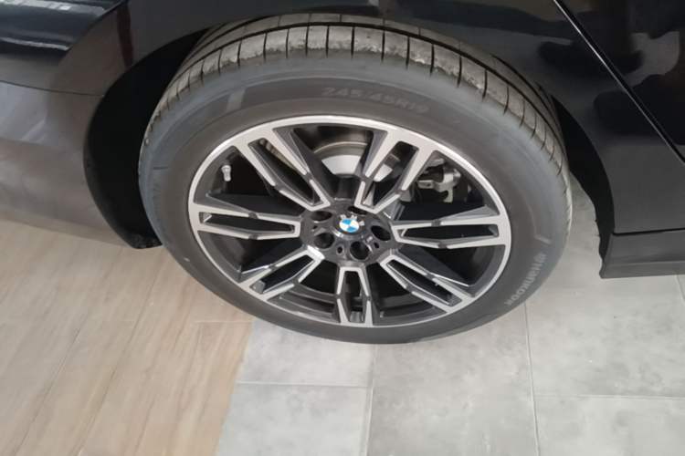 Used BMW 5 Series 2026 Facelift Model 530Li Leading Edition M Sport Package Right Rear Wheel Hub
