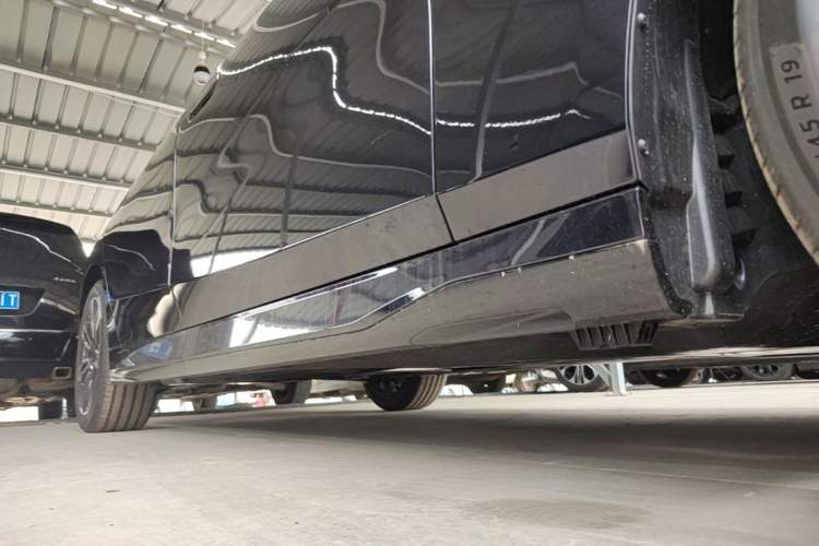 Used BMW 5 Series 2026 Facelift Model 530Li Leading Edition M Sport Package Right Side Sill
