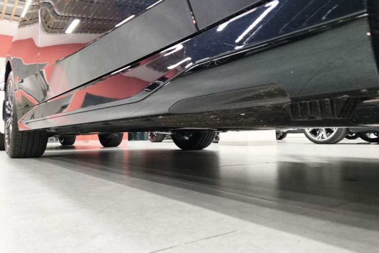 Used BMW 5 Series 2026 Facelift Model 530Li Leading Edition M Sport Package Right Side Sill