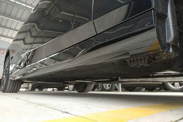 Used BMW 5 Series 2026 Facelift Model 530Li Leading Edition M Sport Package Right Side Sill