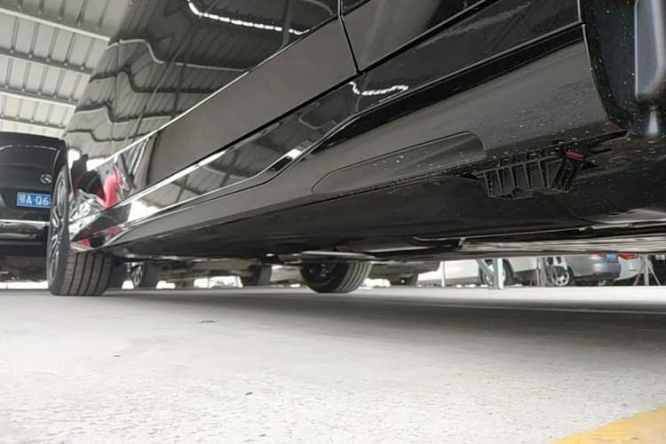 Used BMW 5 Series 2026 Facelift Model 530Li Leading Edition M Sport Package Right Side Sill