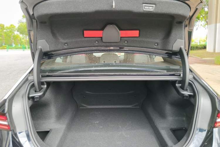 Used BMW 5 Series 2026 Facelift Model 530Li Leading Edition M Sport Package Trunk
