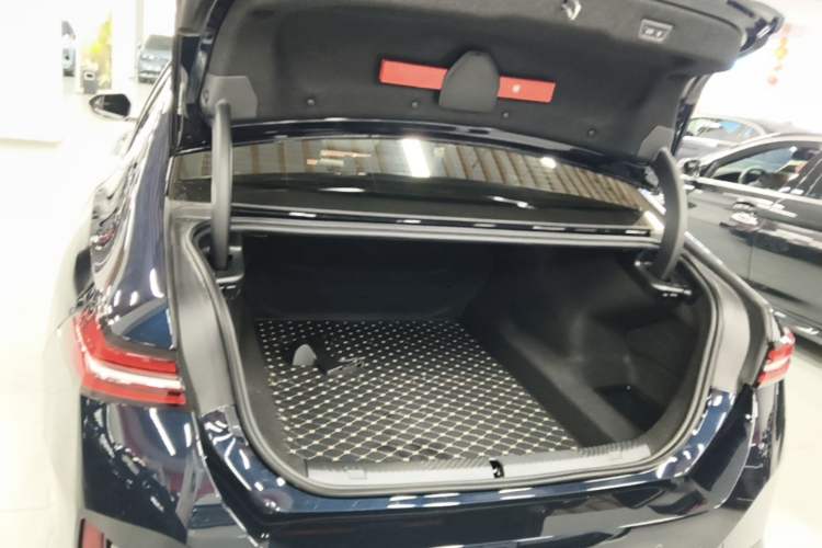 Used BMW 5 Series 2026 Facelift Model 530Li Leading Edition M Sport Package Trunk