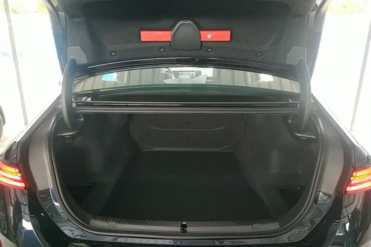 Used BMW 5 Series 2026 Facelift Model 530Li Leading Edition M Sport Package Trunk