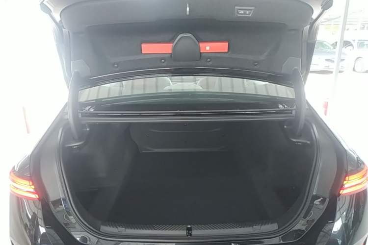 Used BMW 5 Series 2026 Facelift Model 530Li Leading Edition M Sport Package Trunk