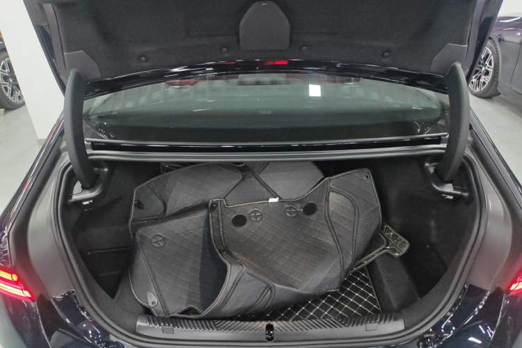 Used BMW 5 Series 2026 Facelift Model 530Li Leading Edition M Sport Package Trunk
