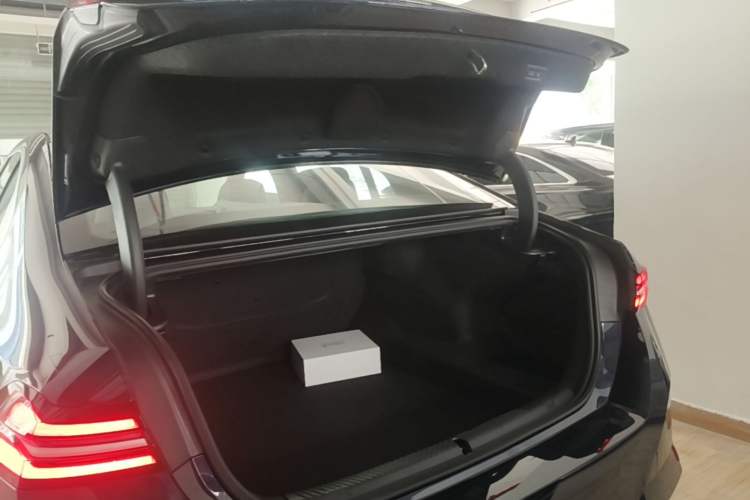 Used BMW 5 Series 2026 Facelift Model 530Li Leading Edition M Sport Package Trunk