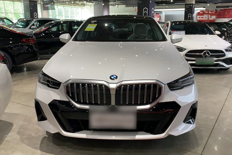 Used BMW 5 Series 2026 530Li Leading M Sport Package Exterior 2