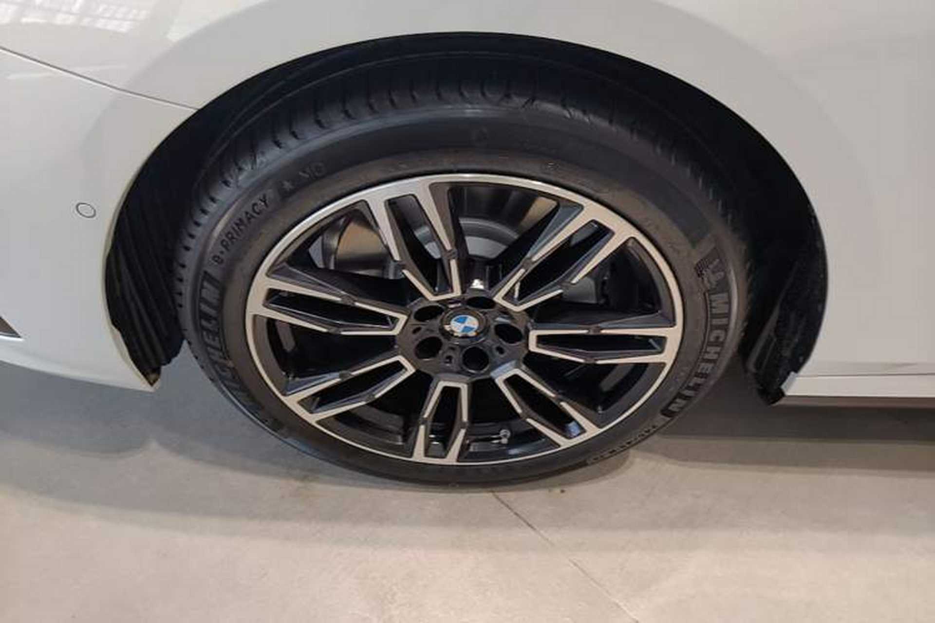 Used BMW 5 Series 2026 Facelift Model 530Li Leading Edition M Sport Package Left Front Wheel Hub