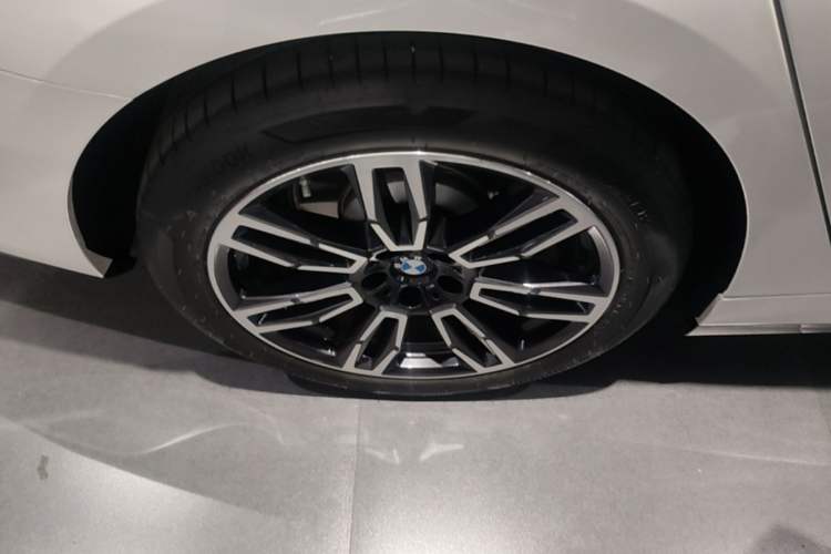 Used BMW 5 Series 2026 525Li M Sport Package Right Rear Wheel Hub