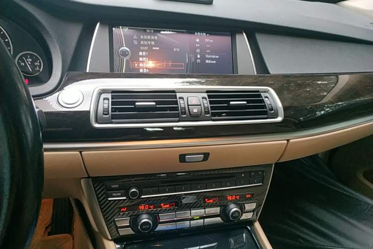 Used BMW 5 Series GT 2010 535i Luxury Edition Audio And AC Panel