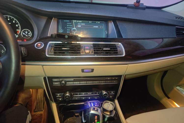 Used BMW 5 Series GT 2010 535i Leading Model Audio And AC Panel