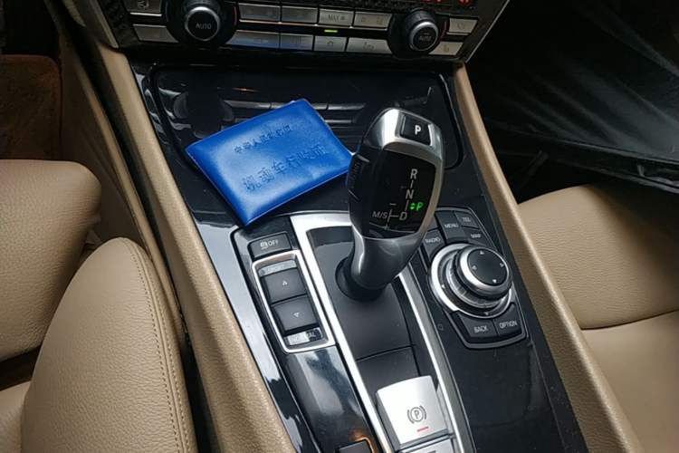 Used BMW 5 Series GT 2010 535i Luxury Edition Gear Lever