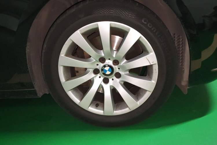 Used BMW 5 Series GT 2010 535i Leading Model Right Front Wheel Hub