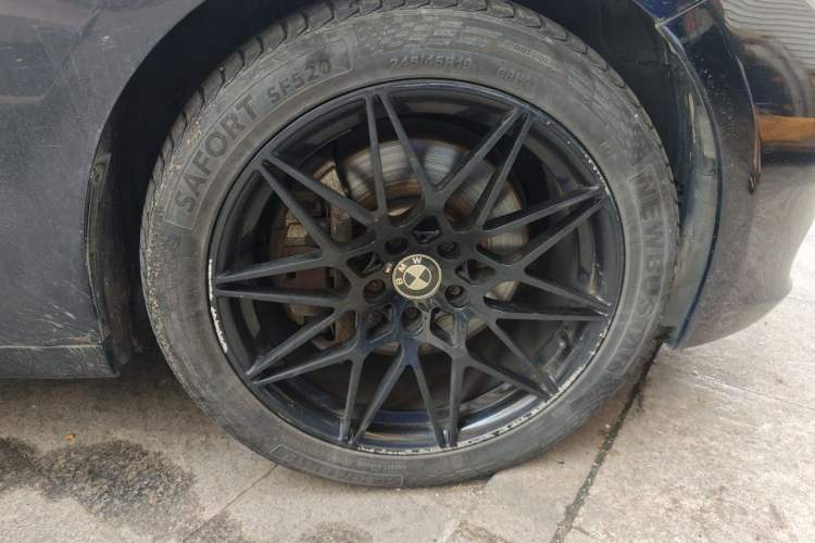 Used BMW 5 Series GT 2010 535i Leading Model Right Front Wheel Hub