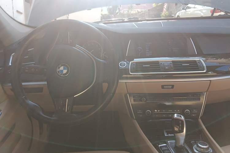 Used BMW 5 Series GT 2010 535i Luxury Edition Center Console