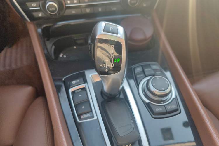 Used BMW 5 Series GT 2010 535i Luxury Edition Gear Lever