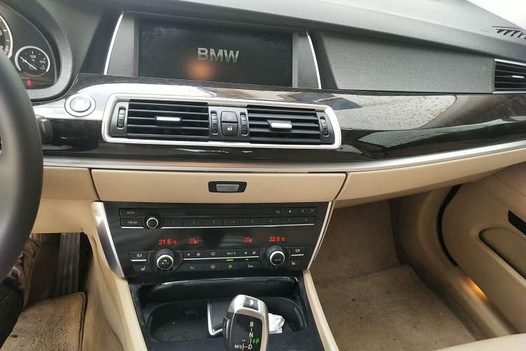 Used BMW 5 Series GT 2010 535i Leading Model Audio And AC Panel