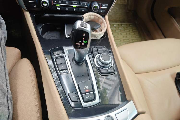 Used BMW 5 Series GT 2010 535i Luxury Edition Gear Lever