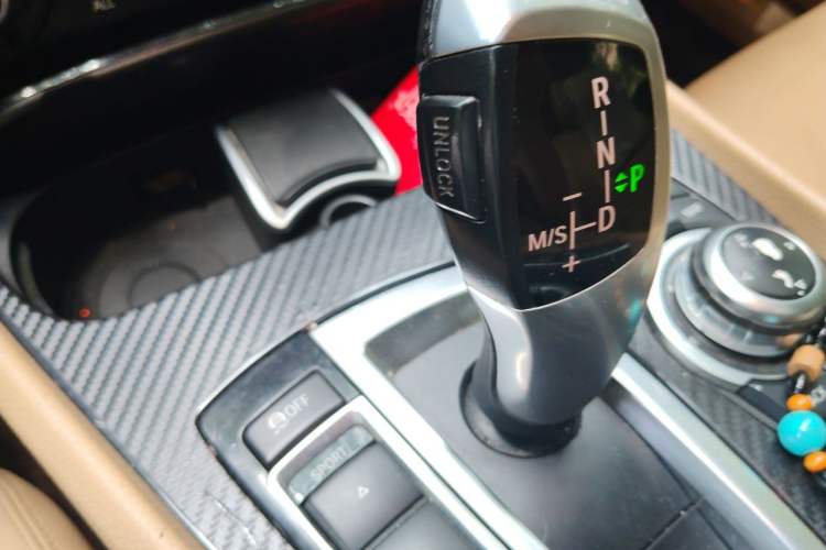 Used BMW 5 Series GT 2010 535i Luxury Edition Gear Lever