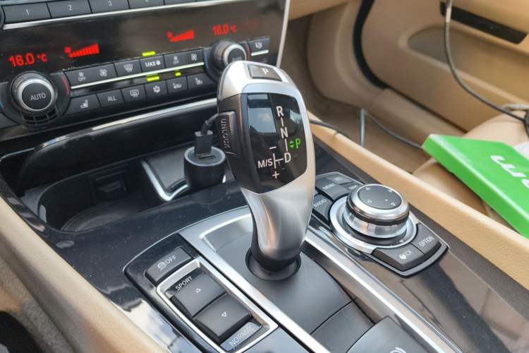 Used BMW 5 Series GT 2010 535i Luxury Edition Gear Lever