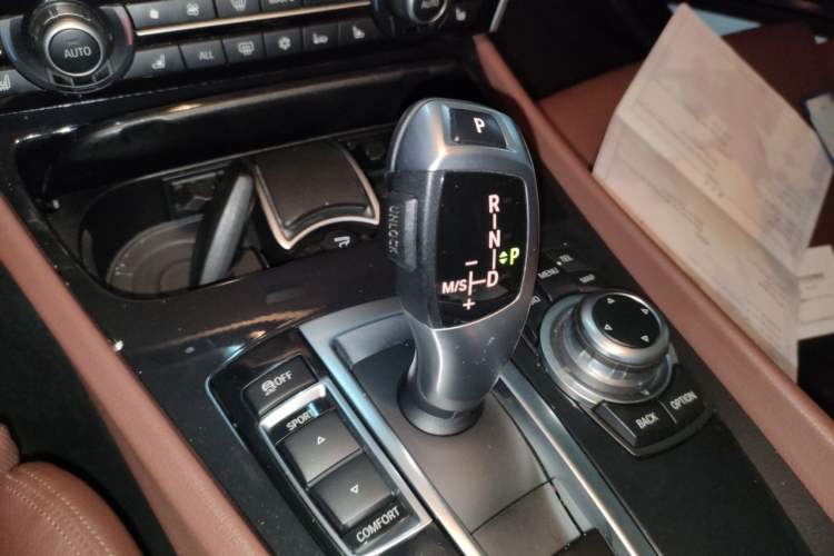 Used BMW 5 Series GT 2010 535i Luxury Edition Gear Lever