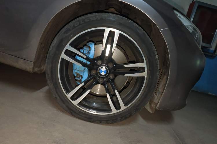 Used BMW 5 Series GT 2010 535i Leading Model Right Front Wheel Hub