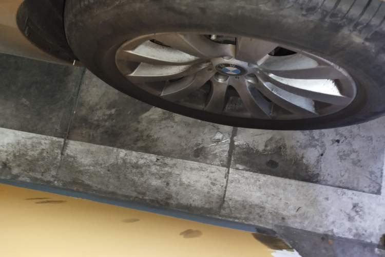 Used BMW 5 Series GT 2010 535i Leading Model Right Front Wheel Hub