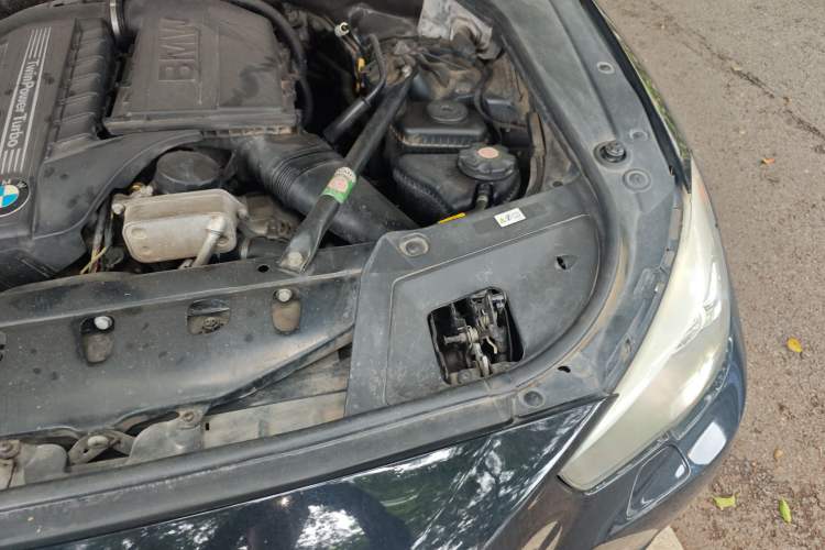 Used BMW 5 Series GT 2011 535i xDrive Luxury Edition Engine Bay Left