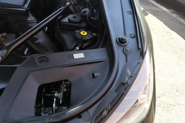 Used BMW 5 Series GT 2011 535i xDrive Luxury Edition Engine Bay Left