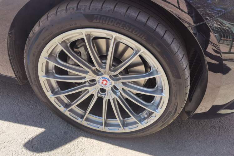 Used BMW 5 Series GT 2011 535i xDrive Luxury Edition Right Front Wheel Hub