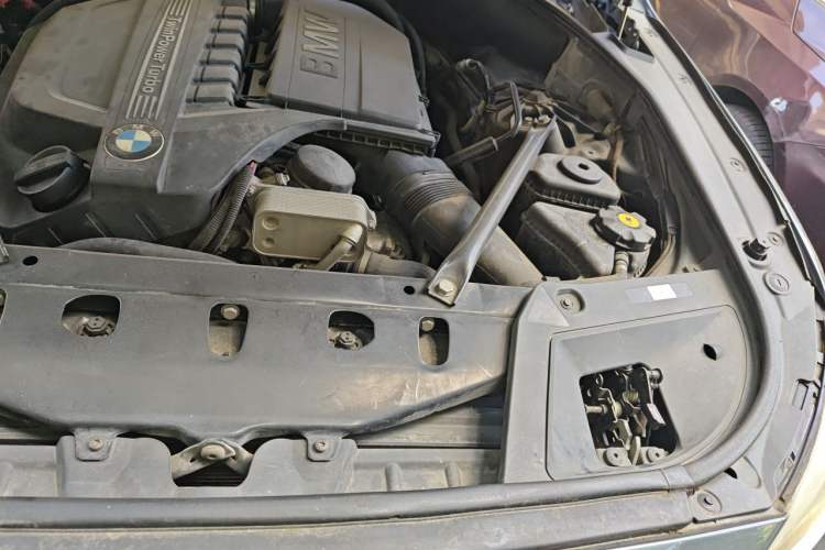 Used BMW 5 Series GT 2011 535i xDrive Luxury Edition Engine Bay Left