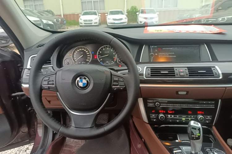 Used BMW 5 Series GT 2011 535i Elegant Edition Center Console