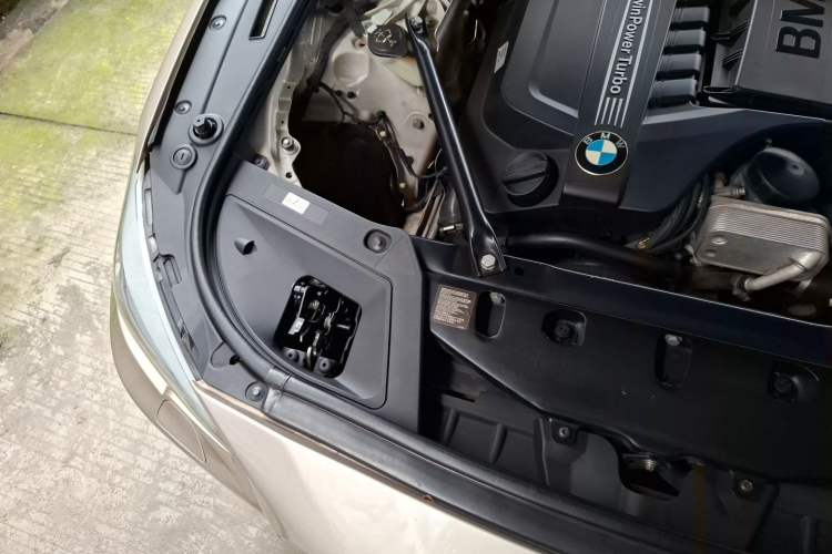 Used BMW 5 Series GT 2011 535i Elegant Edition Engine Bay Right