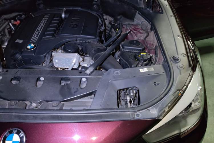 Used BMW 5 Series GT 2011 535i xDrive Luxury Edition Engine Bay Left