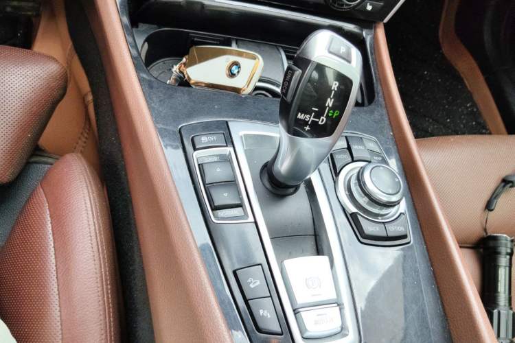 Used BMW 5 Series GT 2011 535i xDrive Luxury Edition Gear Lever