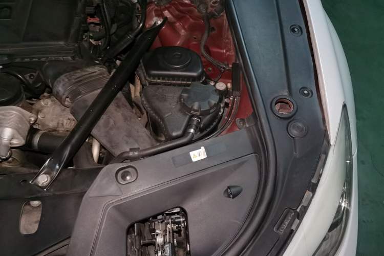 Used BMW 5 Series GT 2011 535i xDrive Luxury Edition Engine Bay Left